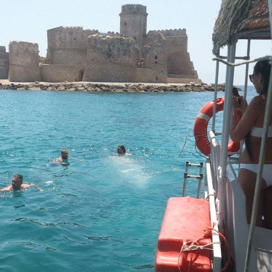 Escursione in catamarano a motore